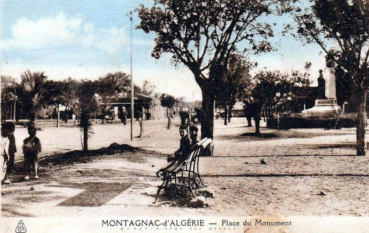 Montagnac - Place du Monument.jpg